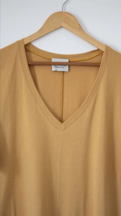 Remeras Cuello V Camel en internet