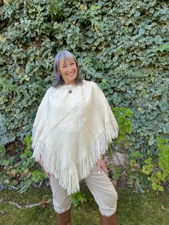 Poncho con flecos Blanca (70 - 30 % Mohair / Merino)