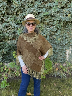 Poncho triangular con flecos - Combinado II