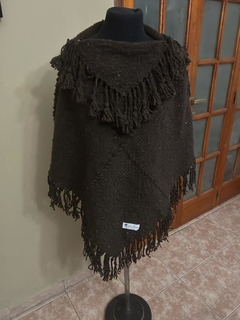 Poncho triangular con flecos - Chocolate - comprar online
