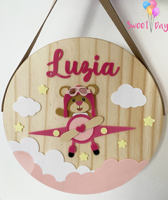Enfeite de Porta Ursinha Aviadora 24 cm - Sweet Day