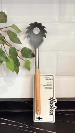 Cuchara de Pastas Nylón Mango Madera Utensilio Hudsón Cocina