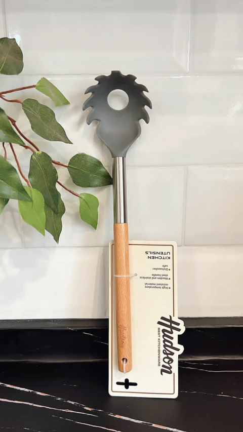 Cuchara de Pastas Nylón Mango Madera Utensilio Hudsón Cocina