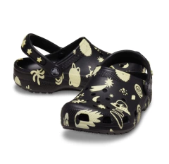CROCS CLASSIC GLOW SPACE na internet