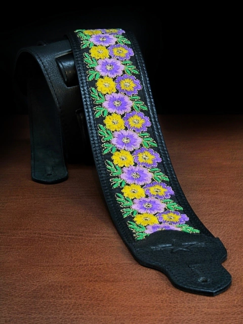 Bordadas.Brocato bordado y cuero