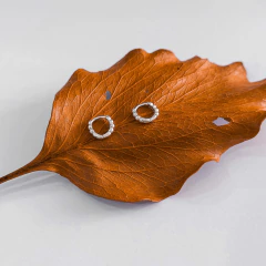 Argola com bolinhas em prata 1,1cm - comprar online