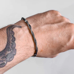 Pulseira trançada em prata envelhecida na internet