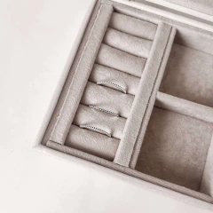 Anel com zircônias pretas - comprar online