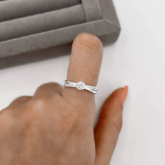 Anel cruzado com zircônias