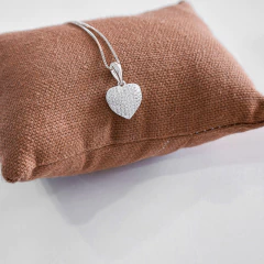 Colar com coração cravejado