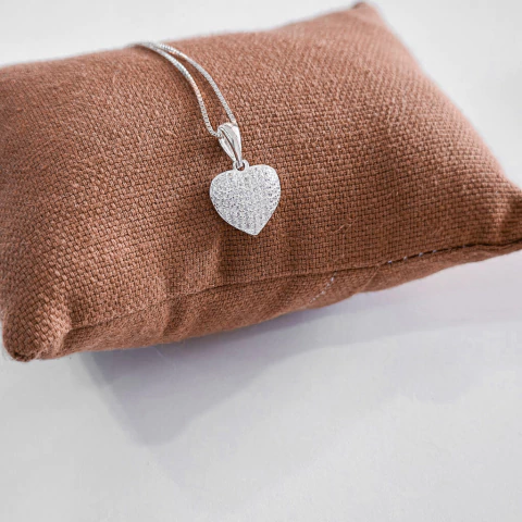 Colar com coração cravejado