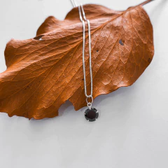 Colar com pedra preta