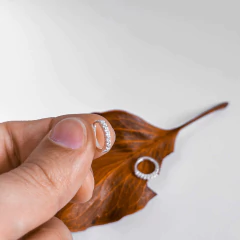 Argola cravejada 1,2cm em prata