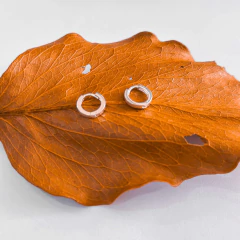 Argola fio quadrado 1cm em prata - comprar online