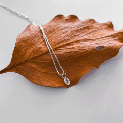 Colar com ponto de luz oval