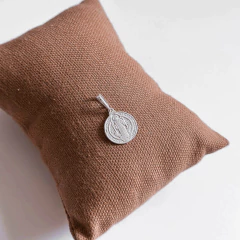 Pingente Medalha São Bento em prata na internet