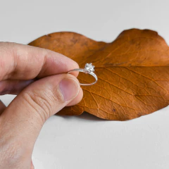 Anel solitário com zircônia em prata