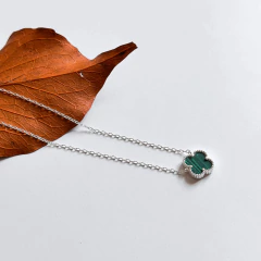 Colar em prata com trevo com pedra malaquita verde