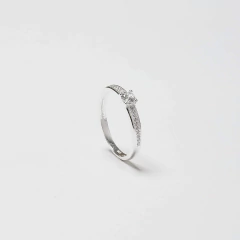 Anel solitário cravejado