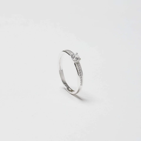 Anel solitário cravejado