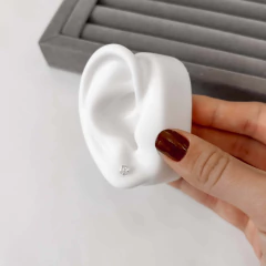 Brinco ponto de luz quadrado 4mm