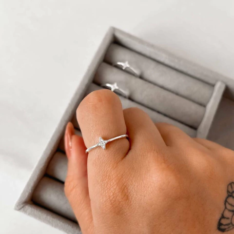 Anel estrela com zircônia