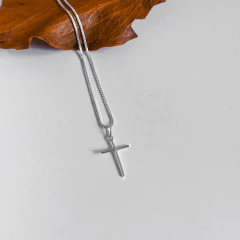 Corrente de cruz com nó em prata