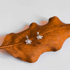 Brinco flor cravejado em prata - comprar online