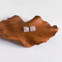 Brinco com ponto de luz quadrado 7mm em prata - comprar online