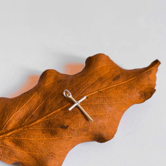 Pingente cruz com nó em prata