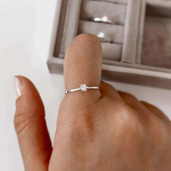 Anel solitário liso em prata