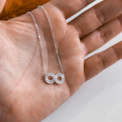 Colar infinito com zircônias na internet