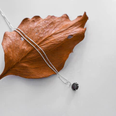 Colar com pedra preta na internet