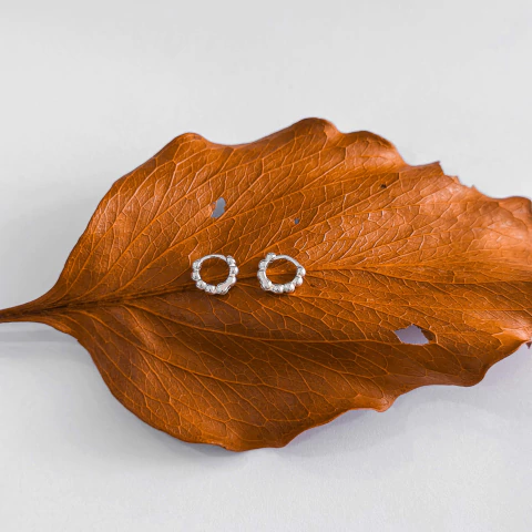 Argola com bolinhas em prata 0,9mm