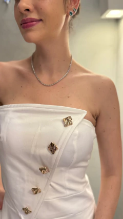 Macacão detalhes botões dourados na internet