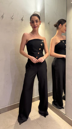 Macacão detalhes botões dourados