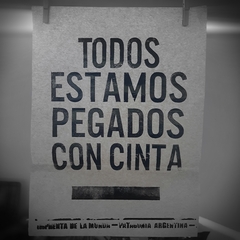 Todos estamos pegados con cinta