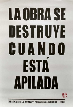 Afiche "La obra se destruye cuando está apilada"