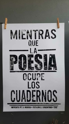 Cartel impreso que dice "Mientras que la poesía ocupe los cuadernos".
