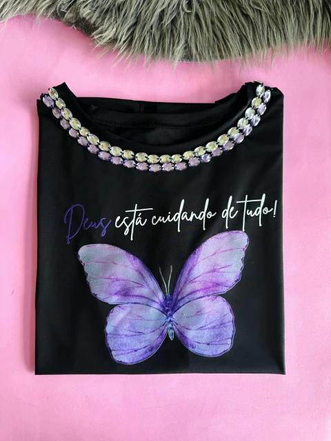 T SHIRT - LUXE BLACK - DEUS ESTÁ CUIDANDO DE TUDO - COM PEDRARIAS - comprar online
