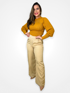 BLUSA DE LINHA COM MANGA BUFANTE E PUNHO AJUSTADO - MOSTARDA - Lola Collection
