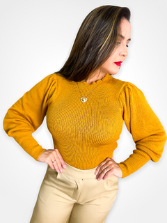 BLUSA DE LINHA COM MANGA BUFANTE E PUNHO AJUSTADO - MOSTARDA na internet