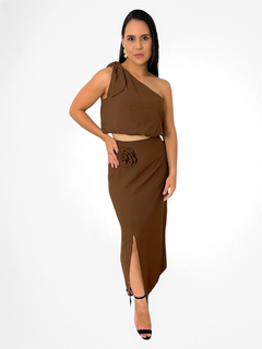 CONJUNTO DE SAIA MIDI E CROPPED NULA MANGA - MARROM - comprar online