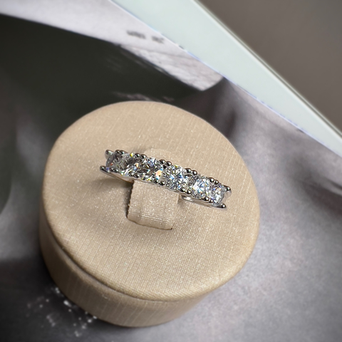Meia Aliança Tradicional Moissanites 4mm