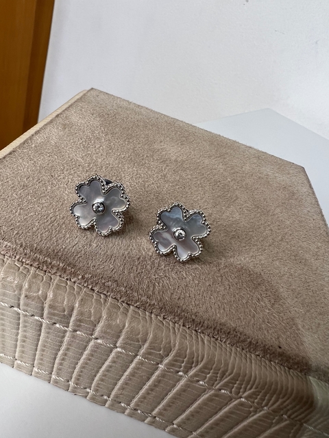 Brinco Trevo Madrepérola Pin Zircônia