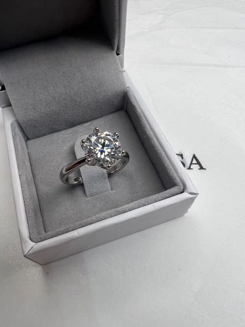 Anel Solitário Ana Moissanite 9mm 6 garras