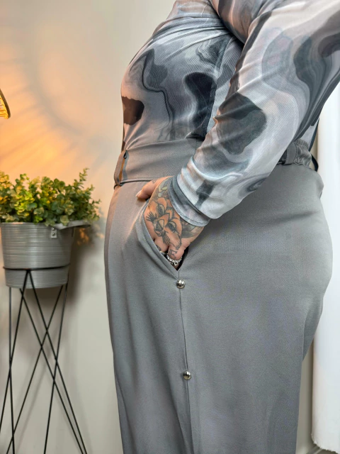 Calça alfaiataria cinza com detalhes tachinhas