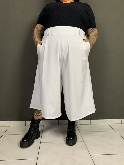 Calça Pantacourt Branca Alfaiataria Plus Size