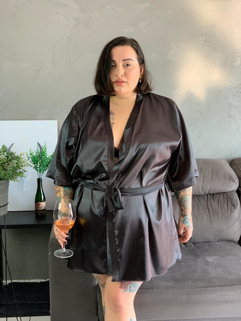 Robe em Cetim Preto Plus Size