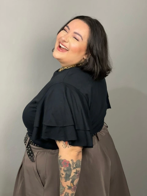 Blusa preta com babado Plus Size
